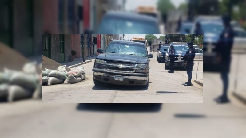 Tras persecución, policías atrapan a hombre armado, en Cuitzeo 