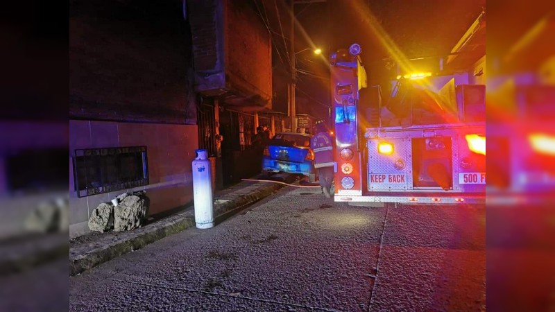 Se incendia vivienda, en Uruapan; bomberos controlan el fuego 
