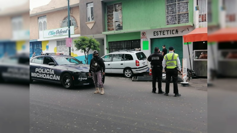 Sujeto estrelló camioneta contra puesto de carnitas, en Morelia 