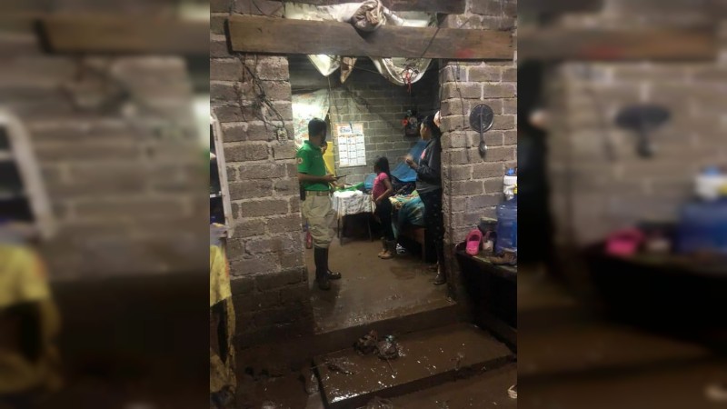 Tacámbaro: se desborda canal y afecta viviendas  