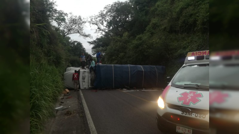 Vuelca tráiler y bloquea en su totalidad la carretera Uruapan-Nueva Italia  