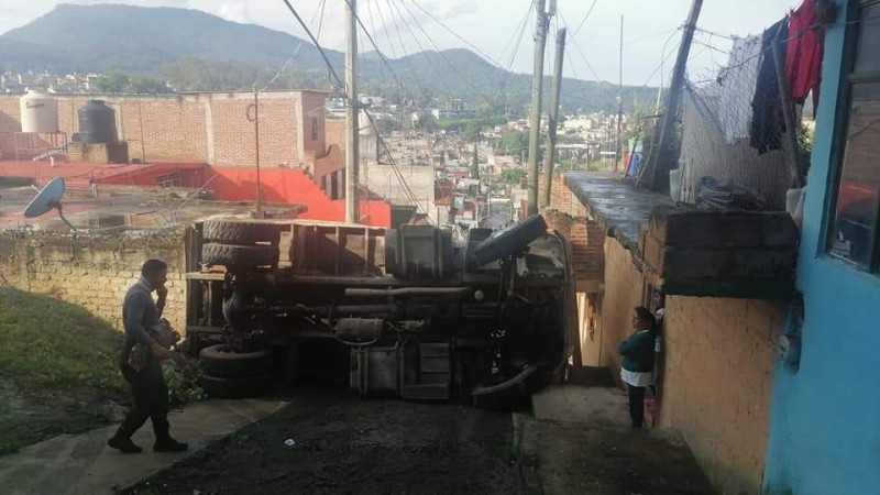 Vuelca camión cargado con arena, en Zitácuaro 