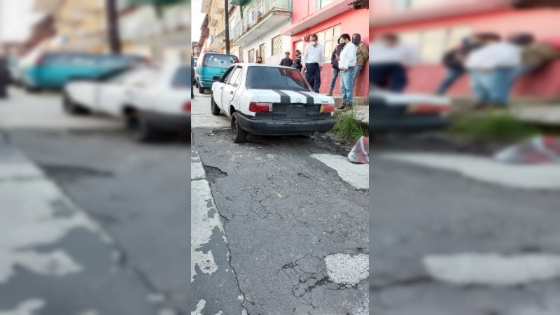 Zitácuaro: hallan a hombre vivo dentro de la cajuela de auto  