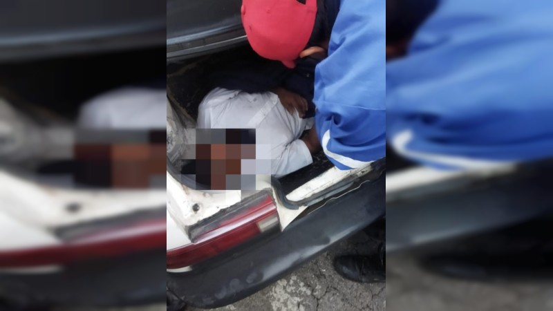 Zitácuaro: hallan a hombre vivo dentro de la cajuela de auto  