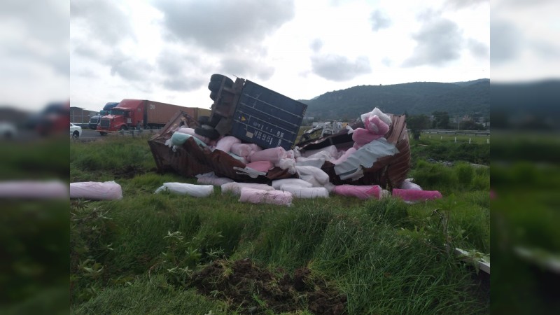 Vuelca tráiler, en la autopista Pátzcuaro-Cuitzeo; hubo un muerto 