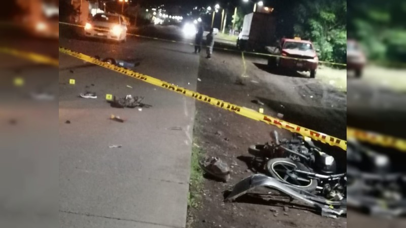 Muere motociclista al chocar con auto compacto, en Los Reyes