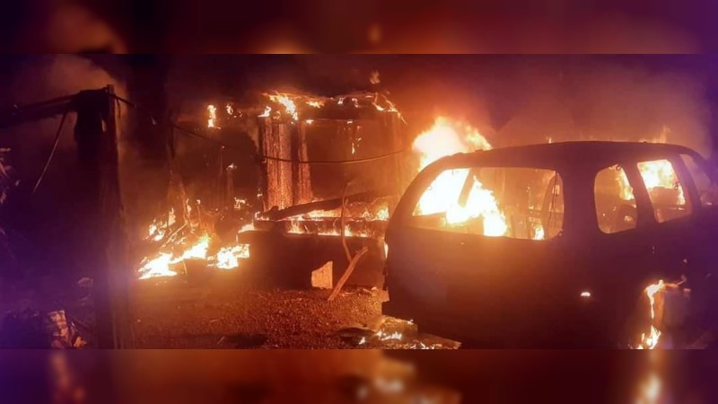 Arden vivienda y 2 camionetas, en Ziracuaretiro; autoridades investigan las causas 