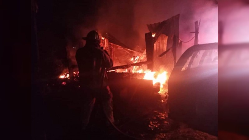 Incendio consume casa y 2 camionetas, en Ziracuaretiro 
