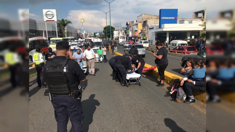 Auto vuelca en Morelia y policía que abanderaba resulta atropellada 