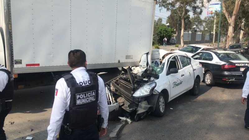 Taxista choca contra camioneta y milagrosamente se salva, en Morelia 