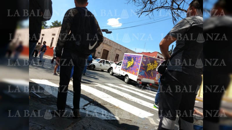 En demanda de becas, normalistas retienen camiones, en Morelia 
