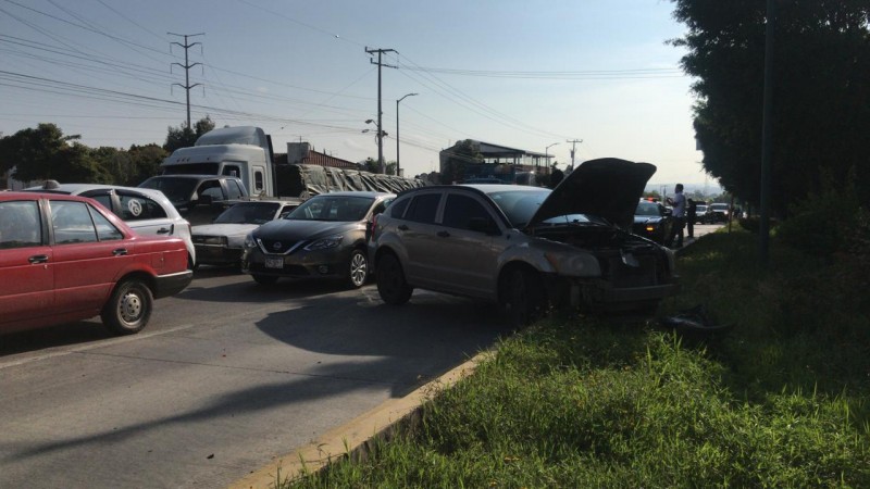Chocan auto y camioneta, en distribuidor vial de salida a Quiroga 