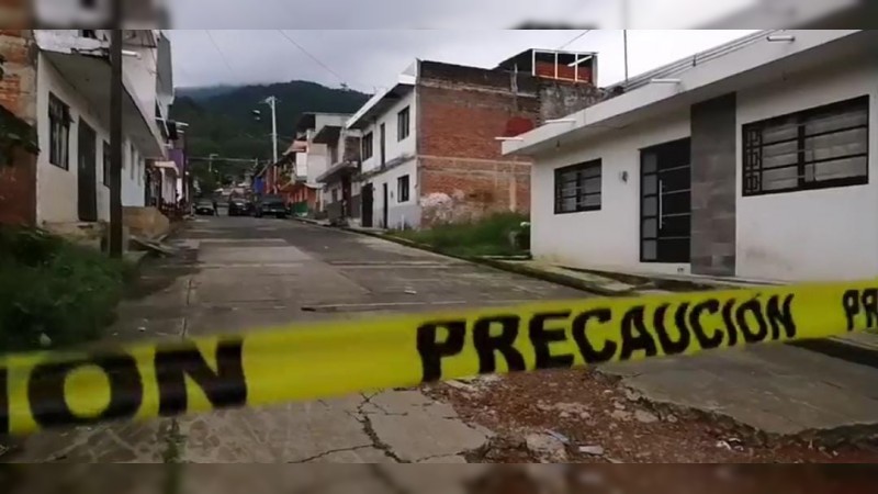 Sicarios irrumpen en vivienda de Uruapan y matan a 3 