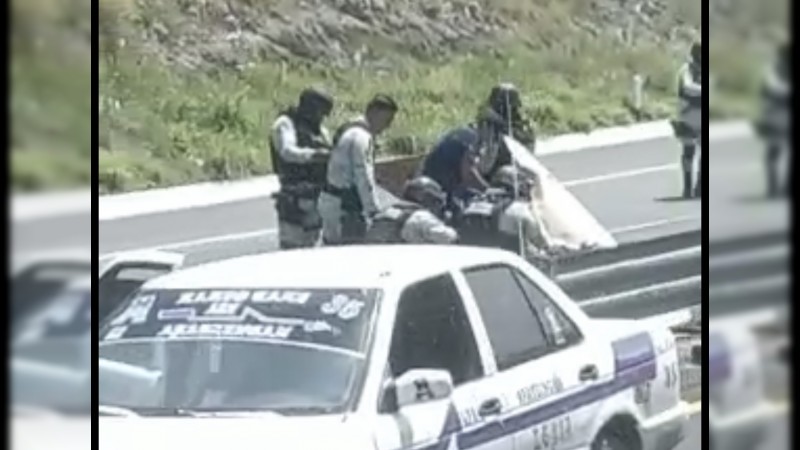 Motociclista queda herido, tras chocar contra camioneta, en Parácuaro 
