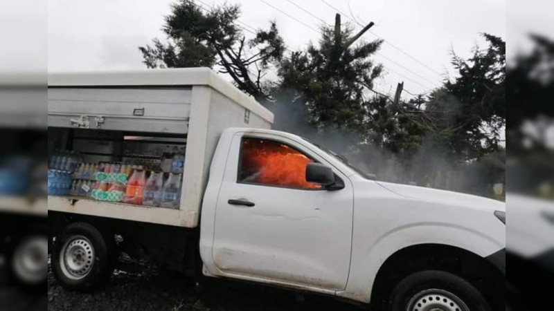 Comuneros incendian camiones de carga, en Tingambato; en demanda de pagos a maestros 