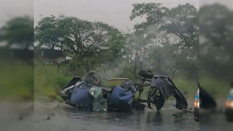 Hombre muere tras choque de auto contra autobús, en carretera Peribán-Los Reyes 