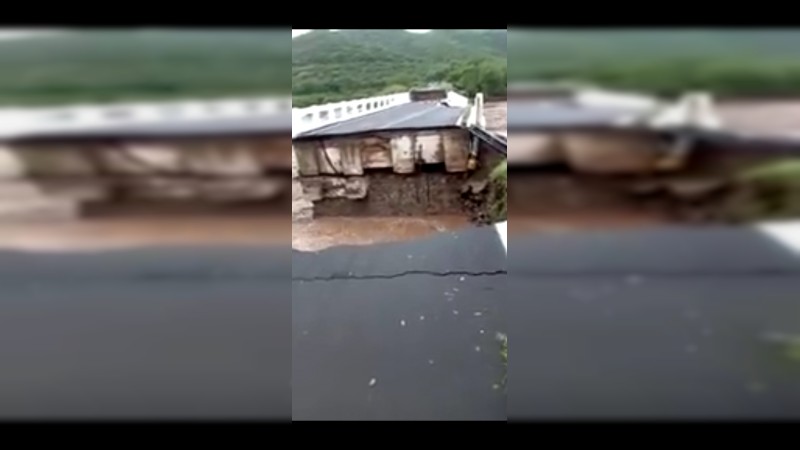 Reportan derrumbe de los Puentes Cuates, en el tramo Cuatro Caminos-Lázaro Cárdenas