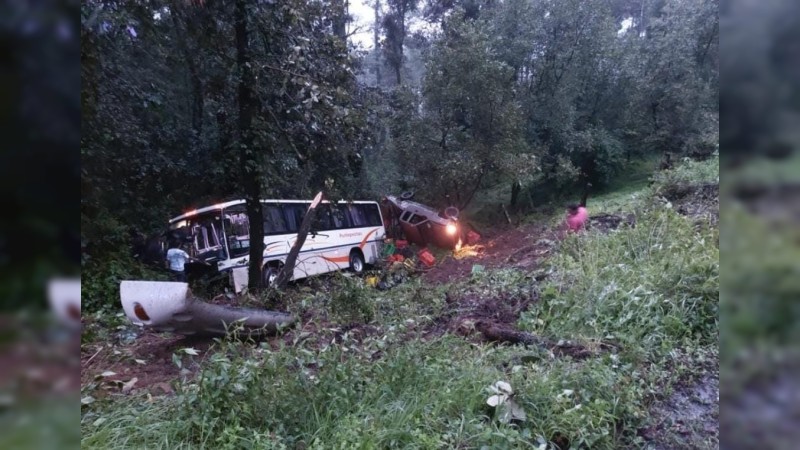 Hay 10 heridos en choque de autobús y camioneta en la Uruapan-Pátzcuaro