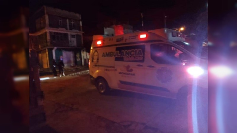 Muere motociclista tras impactarse contra tráiler estacionado, en Uruapan