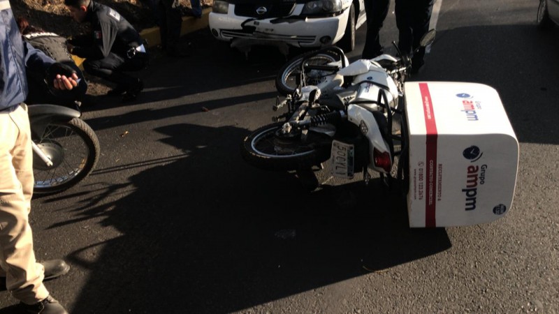Motociclista queda herido, tras chocar contra un taxi, en Morelia 