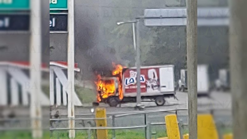 “Por culpa de Silvano” incendian y atraviesan automotores, en la carretera Pátzcuaro-Uruapan 