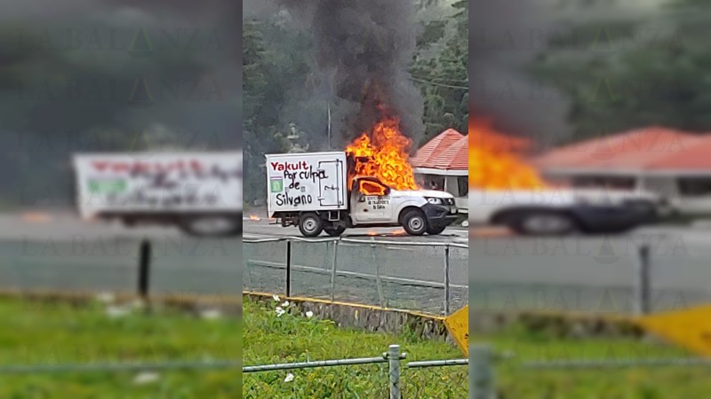 “Por culpa de Silvano” incendian y atraviesan automotores, en la carretera Pátzcuaro-Uruapan 