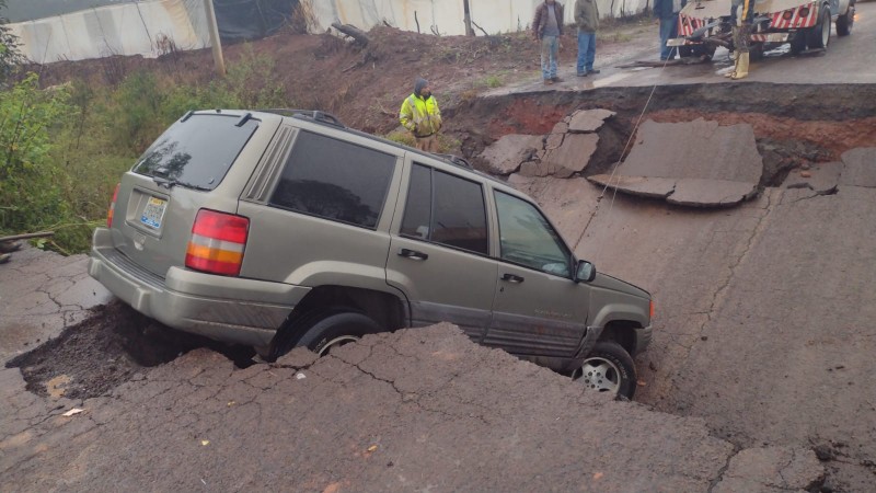 Se derrumba carretera Santa Inés-Cotija 