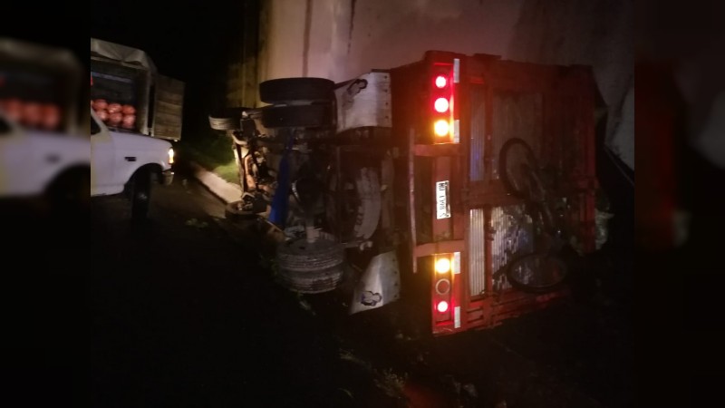 Choque de auto provoca la volcadura de un camión, en Zitácuaro  