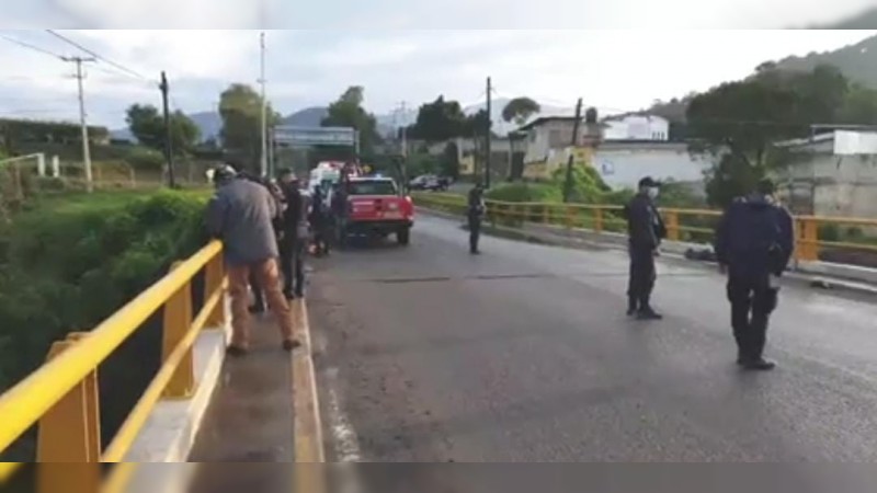 Rescatan bomberos a mujer que cayó del Puente de Fierro en Curungueo