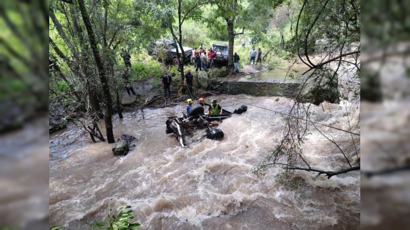 Muere hombre tras caer con su auto a río, en Ciudad Hidalgo; bomberos rescatan el cadáver 