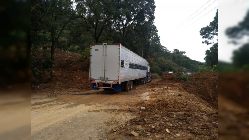 Liberan carretera Uruapan- Nueva Italia, tras deslave  