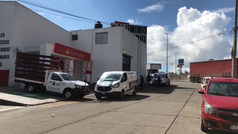 Tres delincuentes atracan a cuentahabiente, afuera de un Santander, en Morelia 