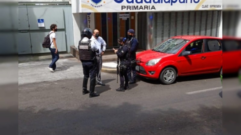 Delincuentes atracan a cuentahabiente al salir de un Banamex, en Morelia 