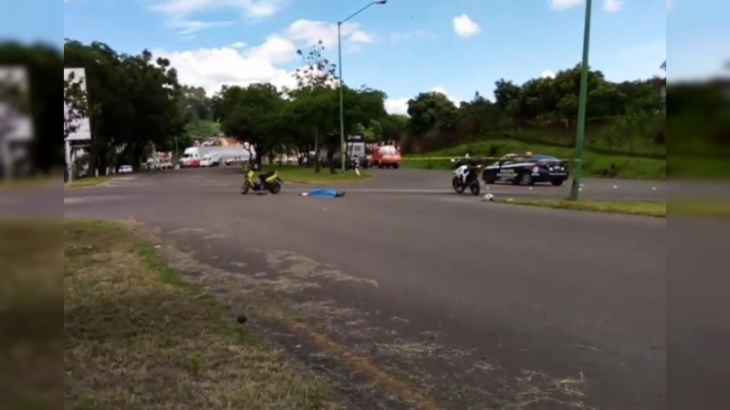 Fallece motociclista, tras ser impactado por auto, en Uruapan 