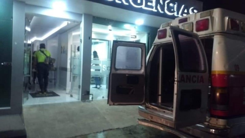 Bomberos rescatan a joven prensado dentro de auto, en Zitácuaro 