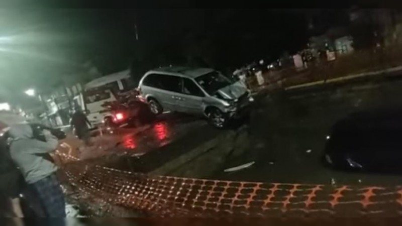 Choque provoca caída de dos vehículos en obra de Siervo de la Nación 
