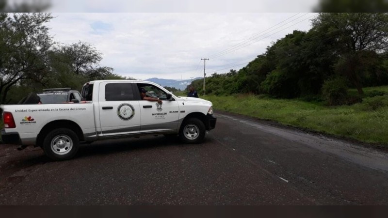 Vuelca camioneta en Tacámbaro; muere un niño 