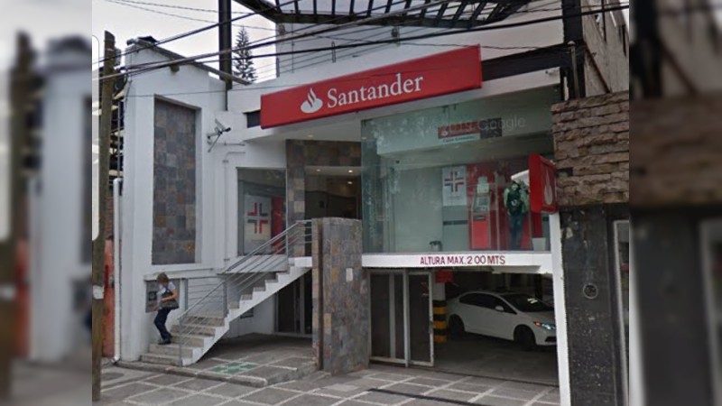 Solitario sujeto asalta Santander, en Morelia 