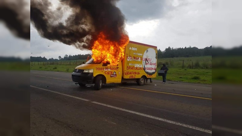 Maestros incendian camioneta de Sabritas, en Arantepacua 