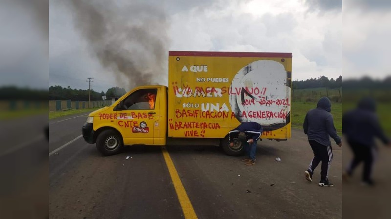 Maestros incendian camioneta de Sabritas, en Arantepacua 