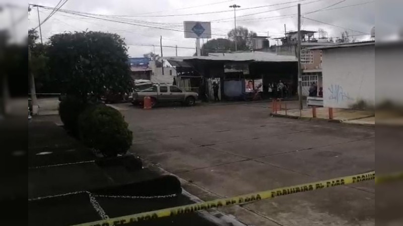 Sicarios acribillan a hombre en taller mecánico, en Uruapan 