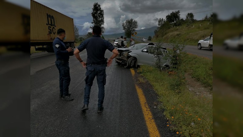 Cuatro heridos, saldo de volcadura en la Morelia-Pátzcuaro 