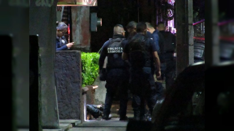 Asesinan a empleado afuera de una pizzería, en Zamora 