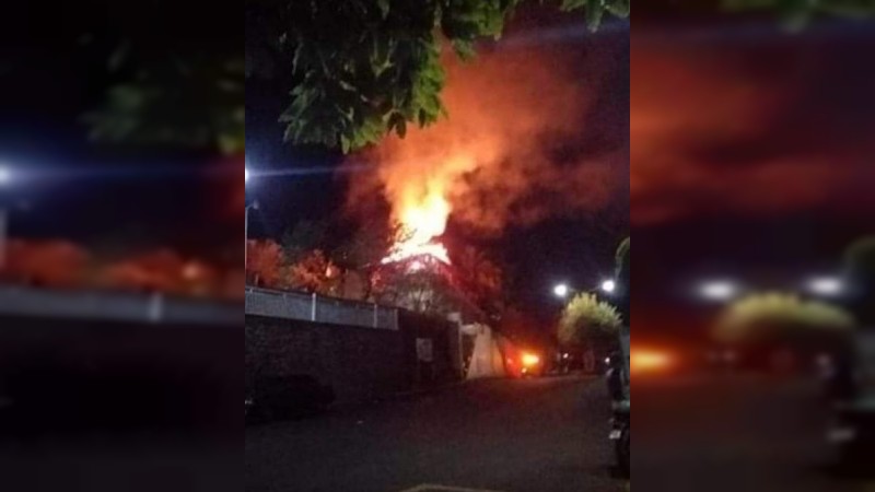 Fuego reduce a cenizas un bar, en Apatzingán 