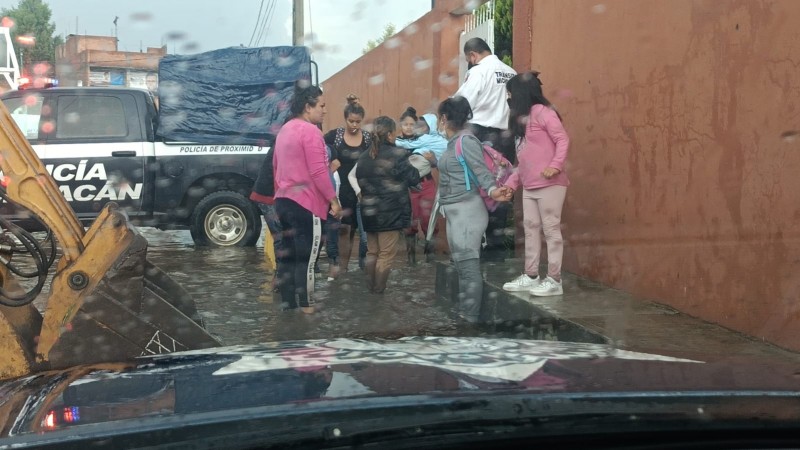 Se inunda escuela tras lluvia, en Morelia; evacuan a 100 alumnos  