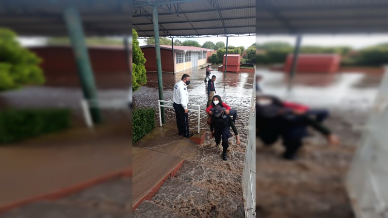 Evacuan a 100 alumnos de escuela inundada, en Morelia 