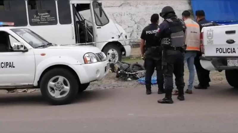 Choque entre moto y microbús dejó 1 muerto y 1 herido, en La Piedad 