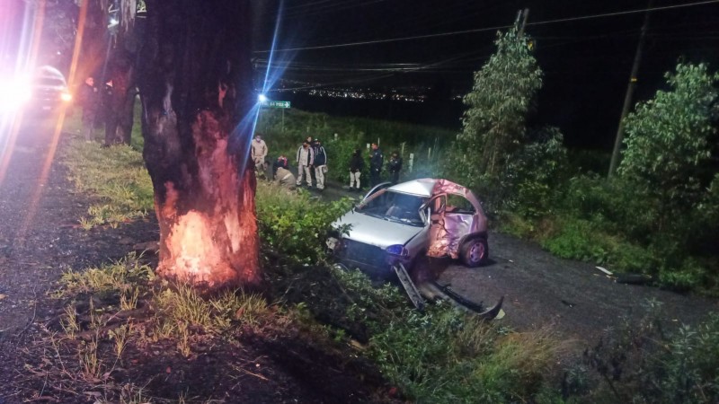 Conductor pierde el control e impacta auto contra árbol, en Morelia 