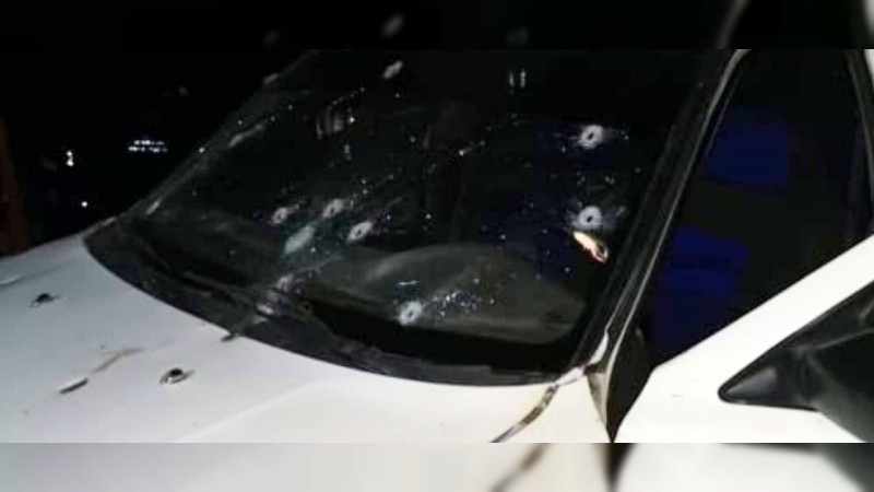 Balean auto abandonado y un taquero fue lesionado por balas perdidas, en Chilchota
