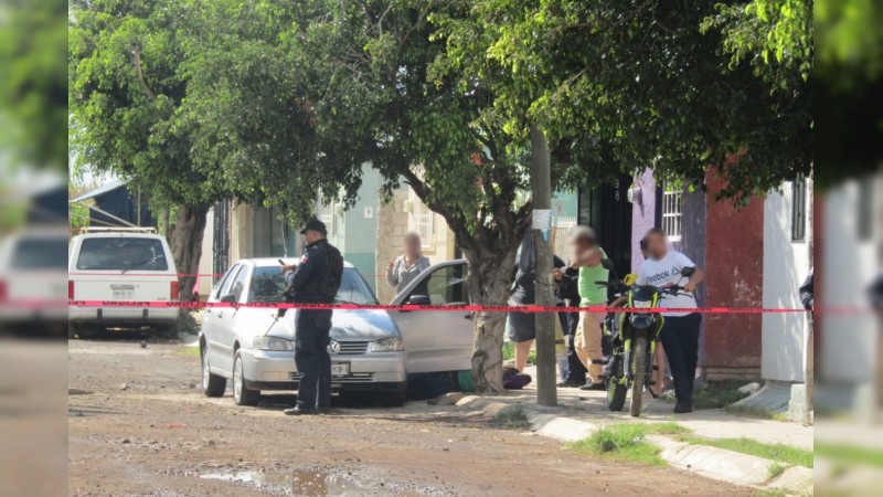 Atacan motosicarios a balazos a matrimonio en Zamora; él muere, ella queda herida